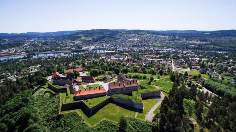 Kongsvinger festning og Festningen Hotel & Resort med Kongsvinger i bakgrunnen.