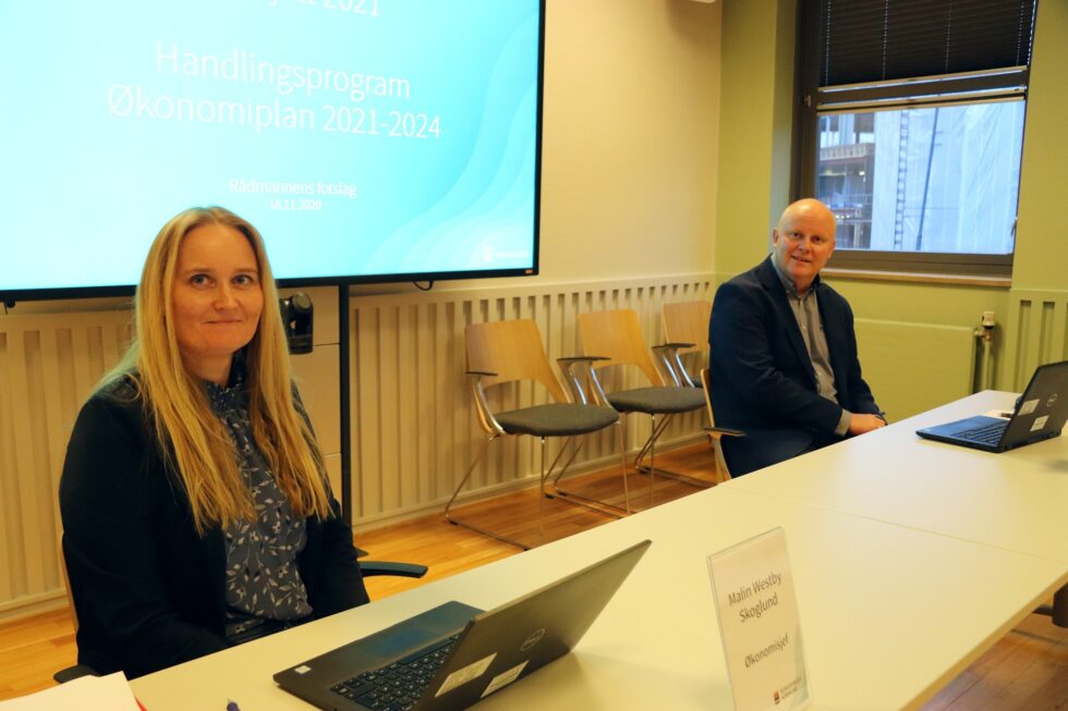 Økonomidirektør Malin Westby Skoglund og rådmann Lars Andreas Uglem vil ha spart kommunen for utallige millioner ved å ha prissikret seg på strømprisen for i år og neste år.