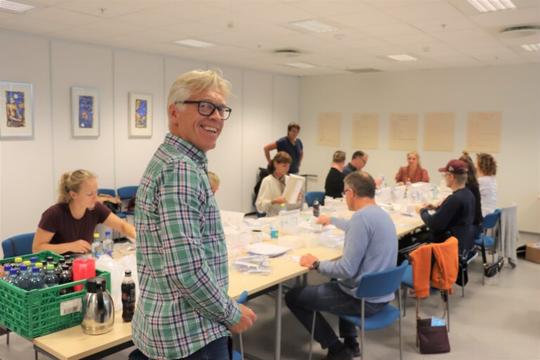 Morten Frantzbråten, markedskoordinator i NAV, var en av flere NAV-ansatte som la bort dagens gjøremål for å bistå kommunen fredag.