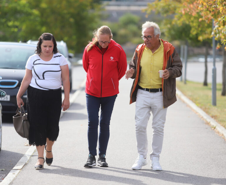 Margrethe Haarr (t.v.) og Lise Selnes fikk klar beskjed av Kjell Fiskerud om at Kongsvinger sentrum trenger et offentlig toalett.