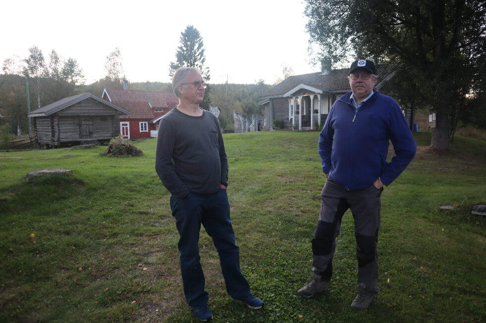 John Martin Øverby og Rolf Amundsen i Austmarka historielag er klare for tundag på Austmarka bygdetun lørdag 18 september