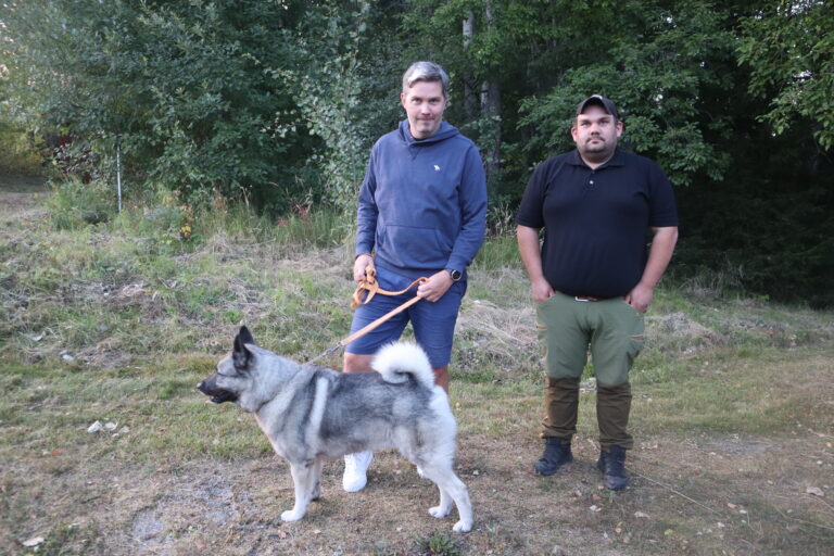 Cato Nytrøen Tråstadkjølen, med elghunden Tiko, og Tony Larsen i Kongsvinger jeger og fiskeforening, opplever stor interesse for jakt og friluftsliv.