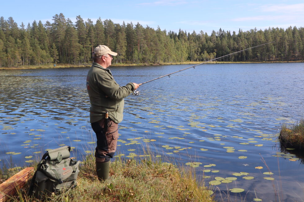 Gjermund Seigerud fra Brandval jeger og fiskeforening prøver å lure fisken i Abbortjern på Øyermoen
