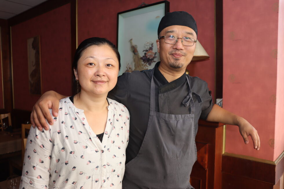 Ekteparet Yan Chen (t.v.) Guang Ma satser sammen på Kongsvinger, med bakgrunn fra hvert sitt kjøkken.