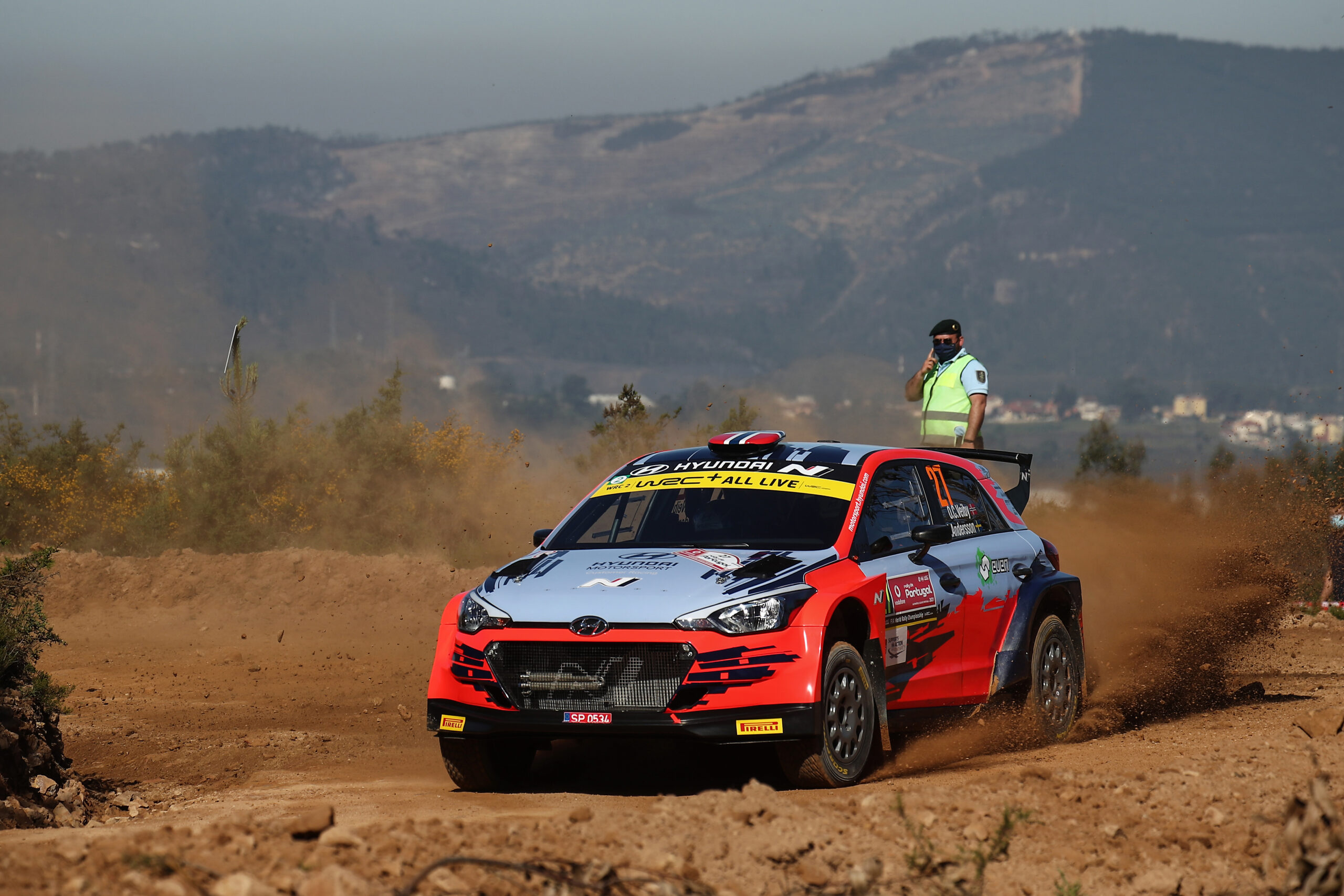 Her er Ole Christian Veiby og hans kartleser Jonas Andersson i aksjon under shake down før Rally Portugal. Timer senere testet rallyesset positivt på koronatesten, noe som fikk fatale følger for rallyføreren.