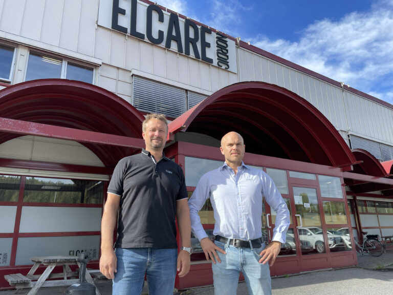 Kenneth Gundersen (t.v.) er administrerende direktør for Elcare Nordic AS, mens Ronny Solvang leder verkstedet i Kongsvinger.