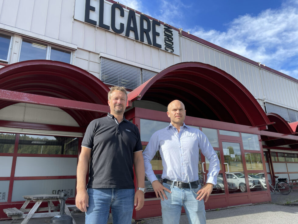Kenneth Gundersen (t.v.) er administrerende direktør for Elcare Nordic AS, mens Ronny Solvang leder verkstedet i Kongsvinger.