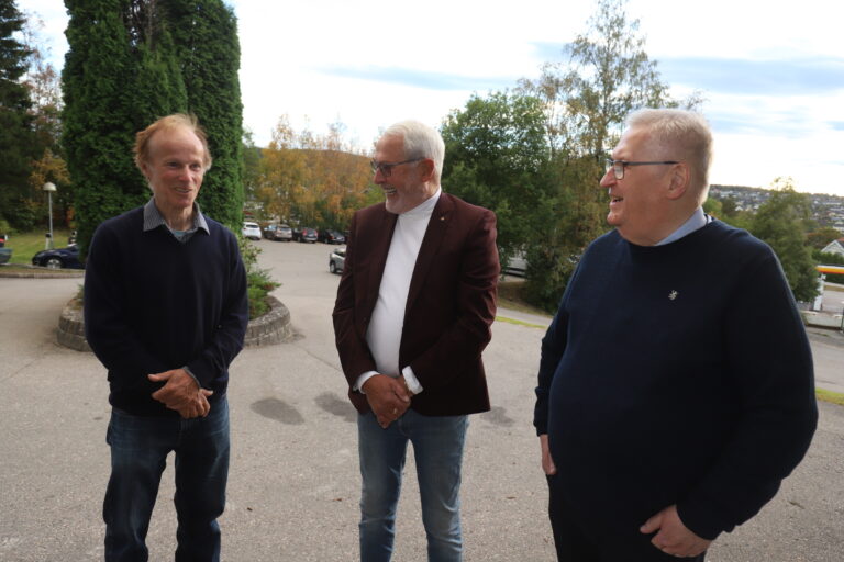 Per Orderud (tv.) og Tore Sandberg (t.h.) stiller opp når Kongsvinger-karen Knut Holen spør, i takknemmelighet til den støtten Holen har vært i arbeidet for å få Orderud-saken gjenopptatt.
