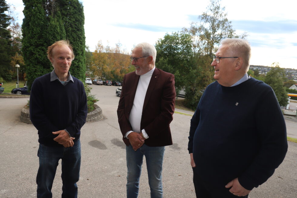 Per Orderud (tv.) og Tore Sandberg (t.h.) stiller opp når Kongsvinger-karen Knut Holen spør, i takknemmelighet til den støtten Holen har vært i arbeidet for å få Orderud-saken gjenopptatt.