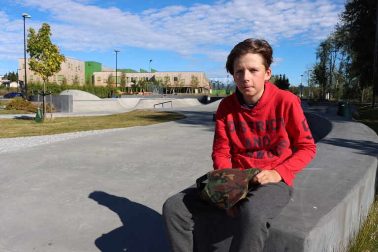 Tor Isak Høiby bruker mye av fritiden sin på sparkesykkel i skate- og aktivitetsparken, men blir tørst etter en lang dag.