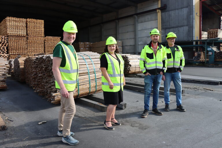 Stortingsrepresentant Sigbjørn Gjelsvik (Sp), ordfører Margrethe Haarr, fabrikkdirektør Arne Inngard Melby og driftssjef Atle Vestlund ser på den nye fabrikken på Biozin med spenning. Det kan også komme Kongsvinger tilgode.