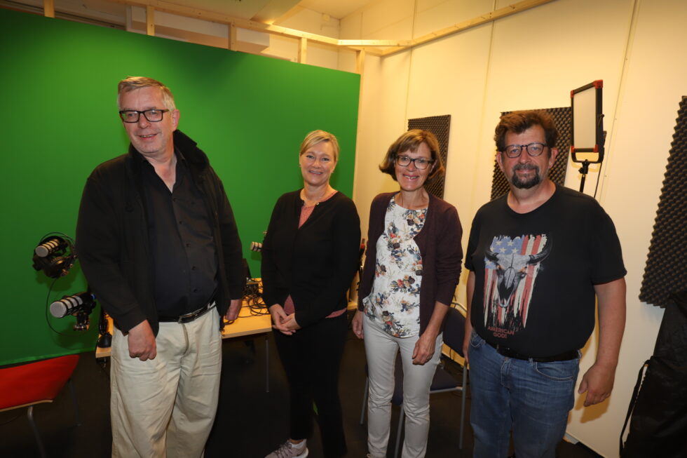 Ane Ingeborg Sandnæs (t.v.) og Inger Noer, flankert av herrene Øivind Roos (t.v.) og Lars Ovlien, er gjester i denne episoden av Kulturstreif.