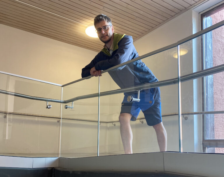 KIL-håndballs leder Jon Solberg mener en gangbru til flere hundre tusen kroner som aldri er brukt, illustrerer mangel på helhetlig bygging mellom KUSK og Tråstadhallen.