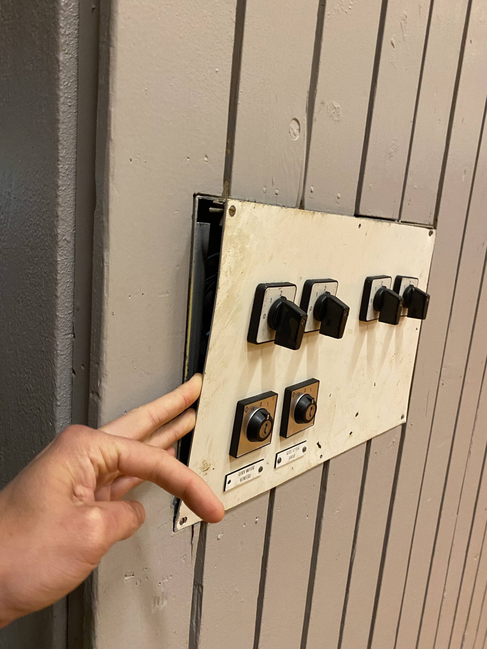 Slik ser det ut der alt lyset til Tråstadhallen styres - kanskje ikke helt etter boka?
