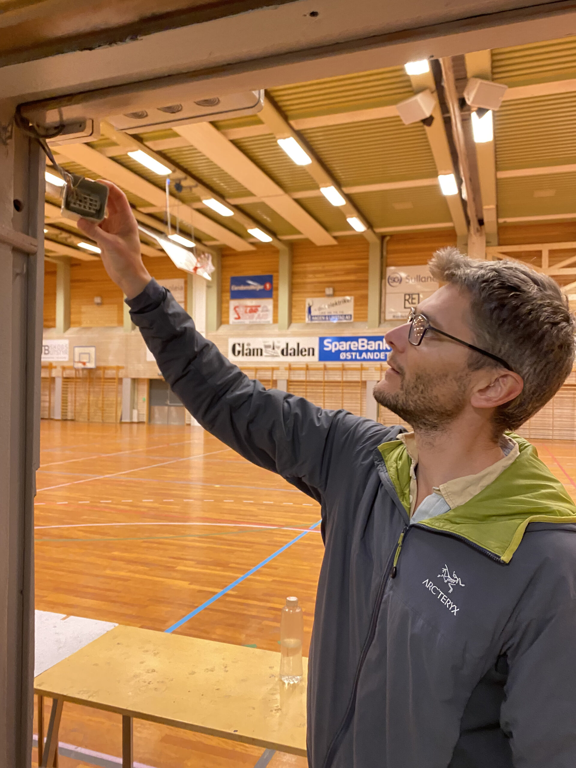 Det henger og slenger elektriske ledninger rundt om i den 50 år gamle Tråstadhallen.