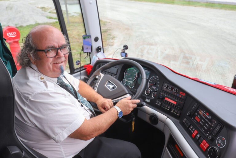 Per Ola Flikka er KILs faste bussjåfør. Lørdag fylte han bussen med spillere og ledere og satte kursen mot Ulsteinvik.