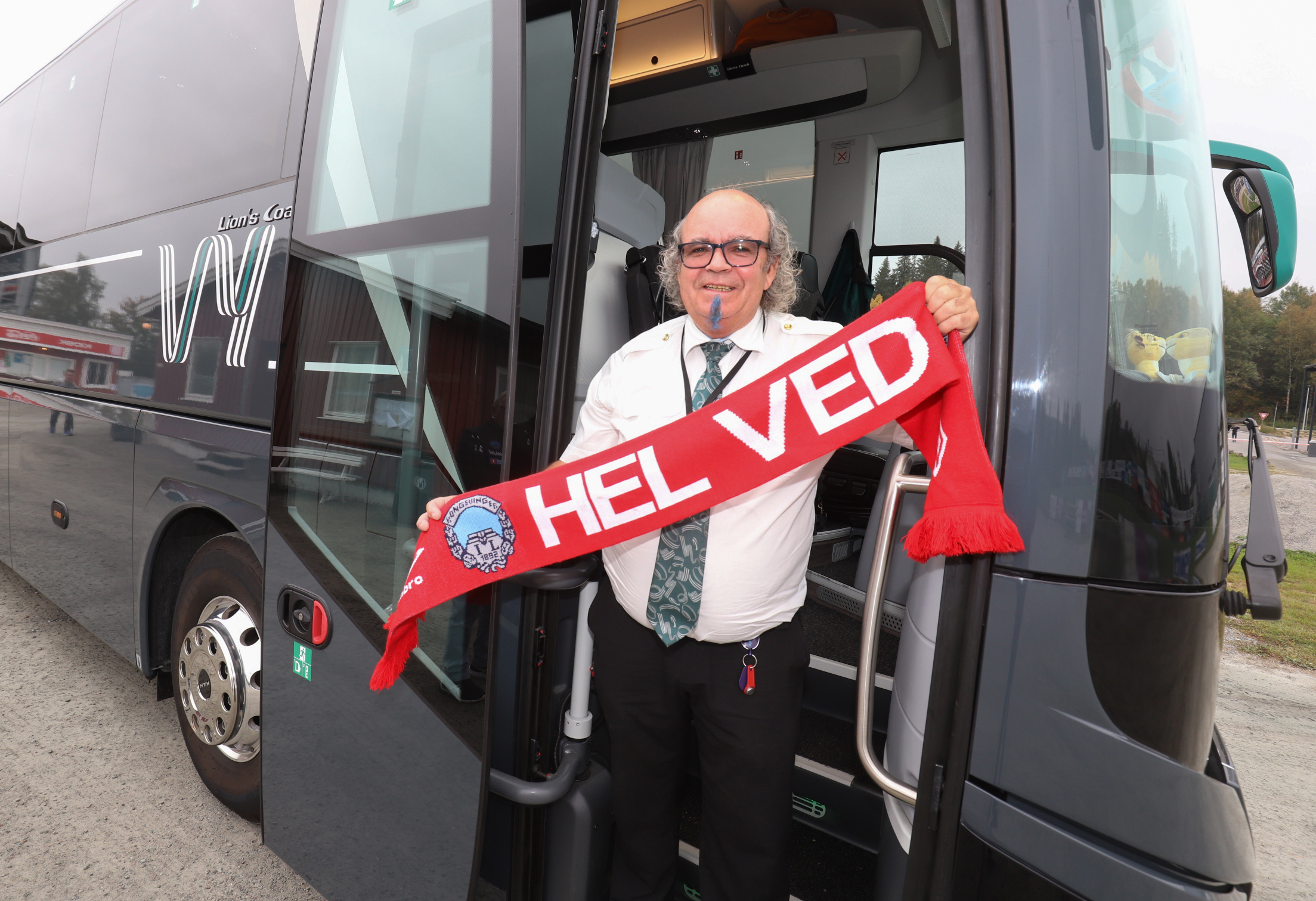 Skjerfet har Per Ola Flikka liggende i frontruta på bussen. – KIL er viktig for identiteten til Kongsvinger, sier han.
