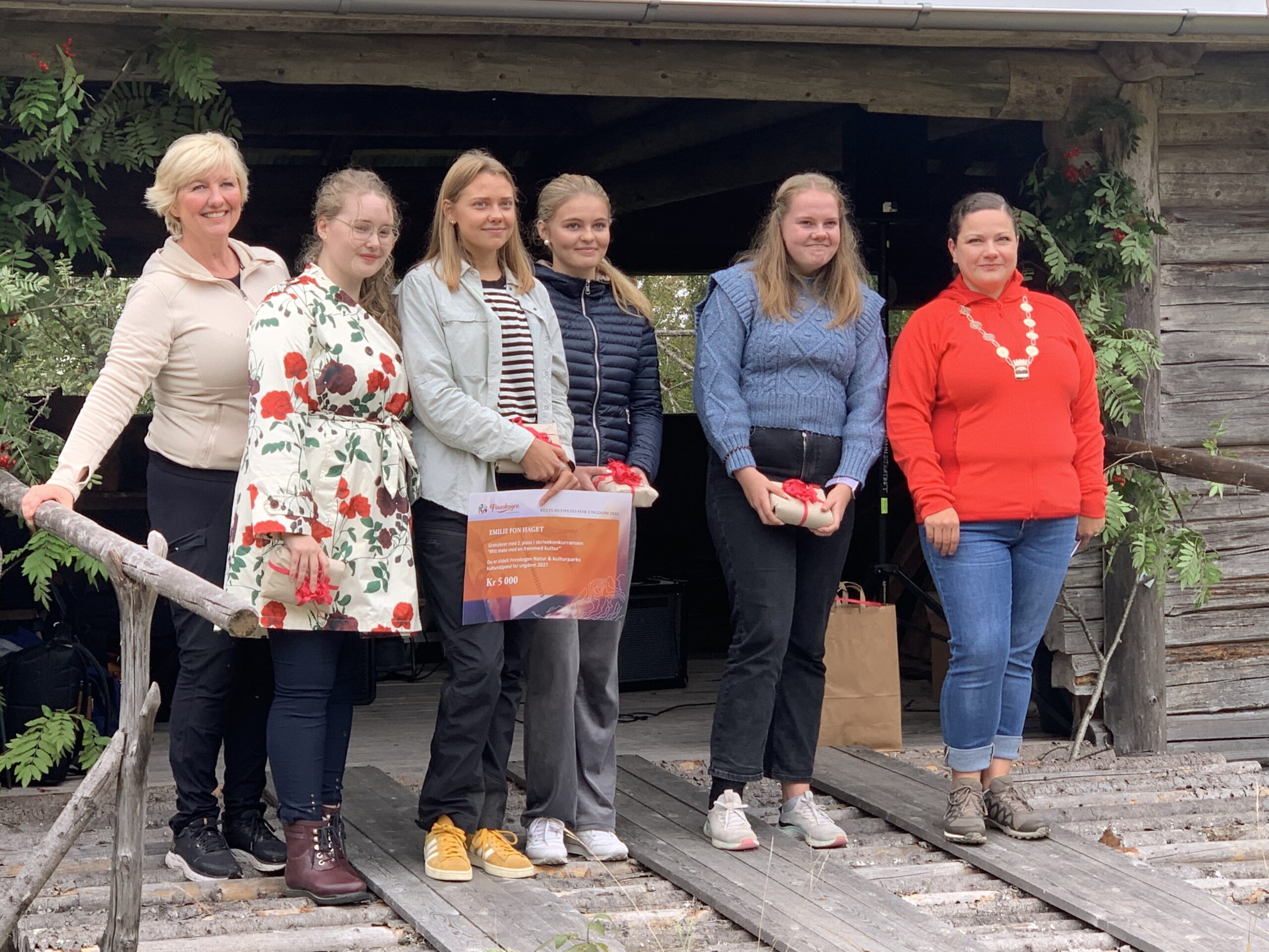 Et knippe av deltakerne i skrivekonkurransen «Møte med en fremmed kultur» sammen med daglig leder i Finnskogen Natur- og Kulturpark Irén Carlström (t.v.) og Kongsvingers ordfører Margrethe Haarr (t.h.).