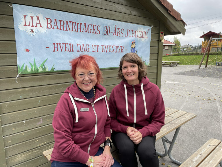 Hilde Vrangsagen (t.v.) har gjort en formidabel jobb gjennom 16 år som leder for Lia barnehage. Helgens 30-årsjubileum også en markering for henne før hun nå overlater lederansvaret til Reidun Juvkam Løfsgaard.