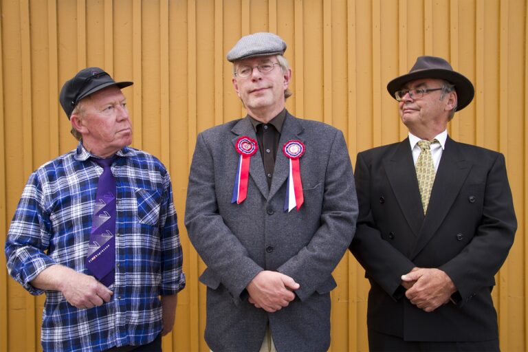 <p>Nils Oscar Ottesen, Øivind Roos og Trond Eng har tilbragt mer tid på samfunnshus enn de fleste, og kommer de med en hyllest til samfunnshusene.</p>