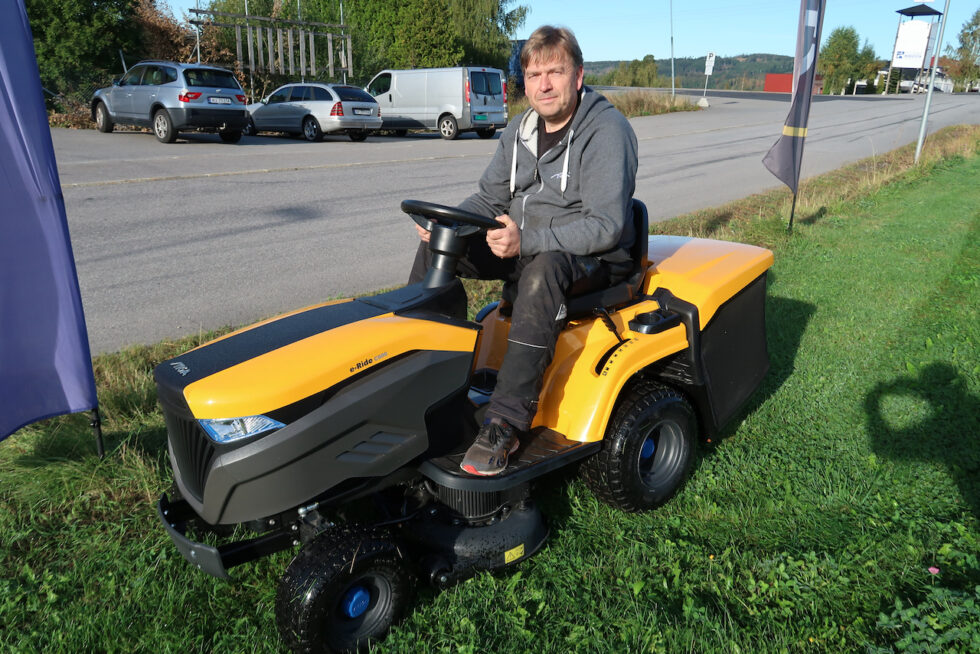 Kent Magnusson i Spare AS på en batteridrevet sitteklipper. Batteridrevne produkter overtar gradvis for klippere med forbrenningsmotor.
