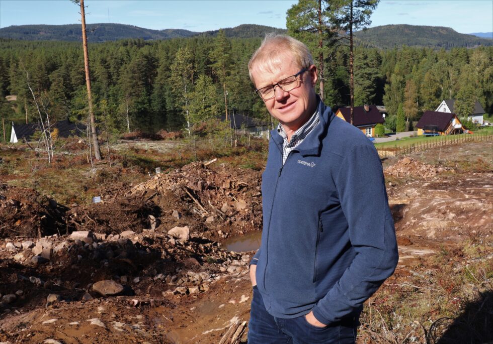 Jens Christian Delphin er godt fornøyd med interessen for tomtene ved Lierfløyta.