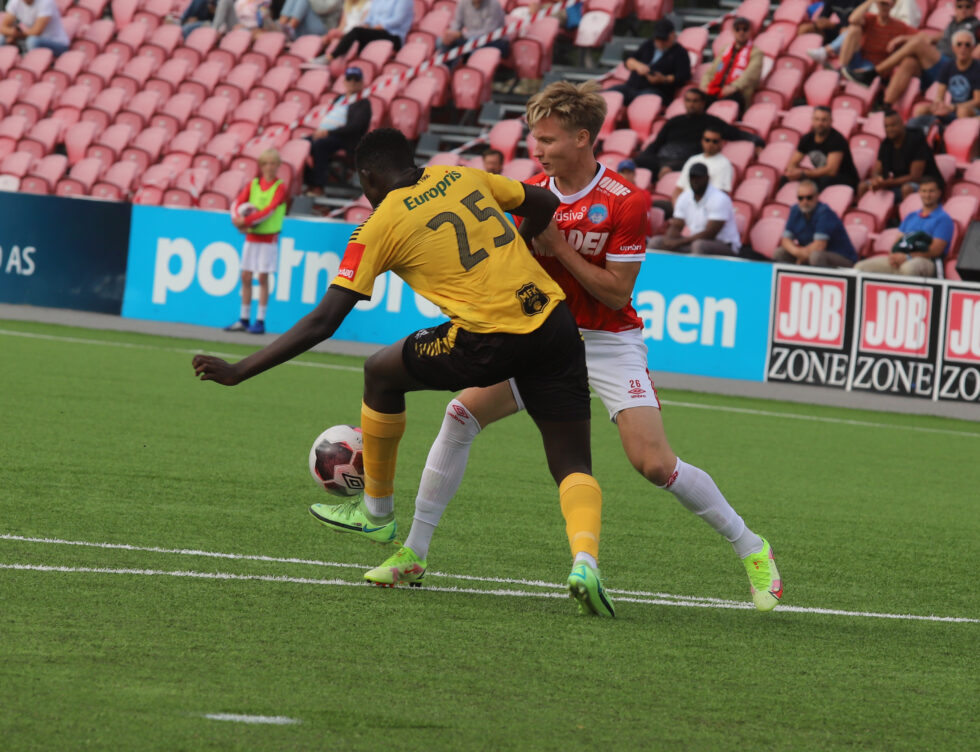 Oskar Wang, her i duell med en spiller fra Moss, scoret det som må bli årets mål på Elverum stadion mandag kveld.
