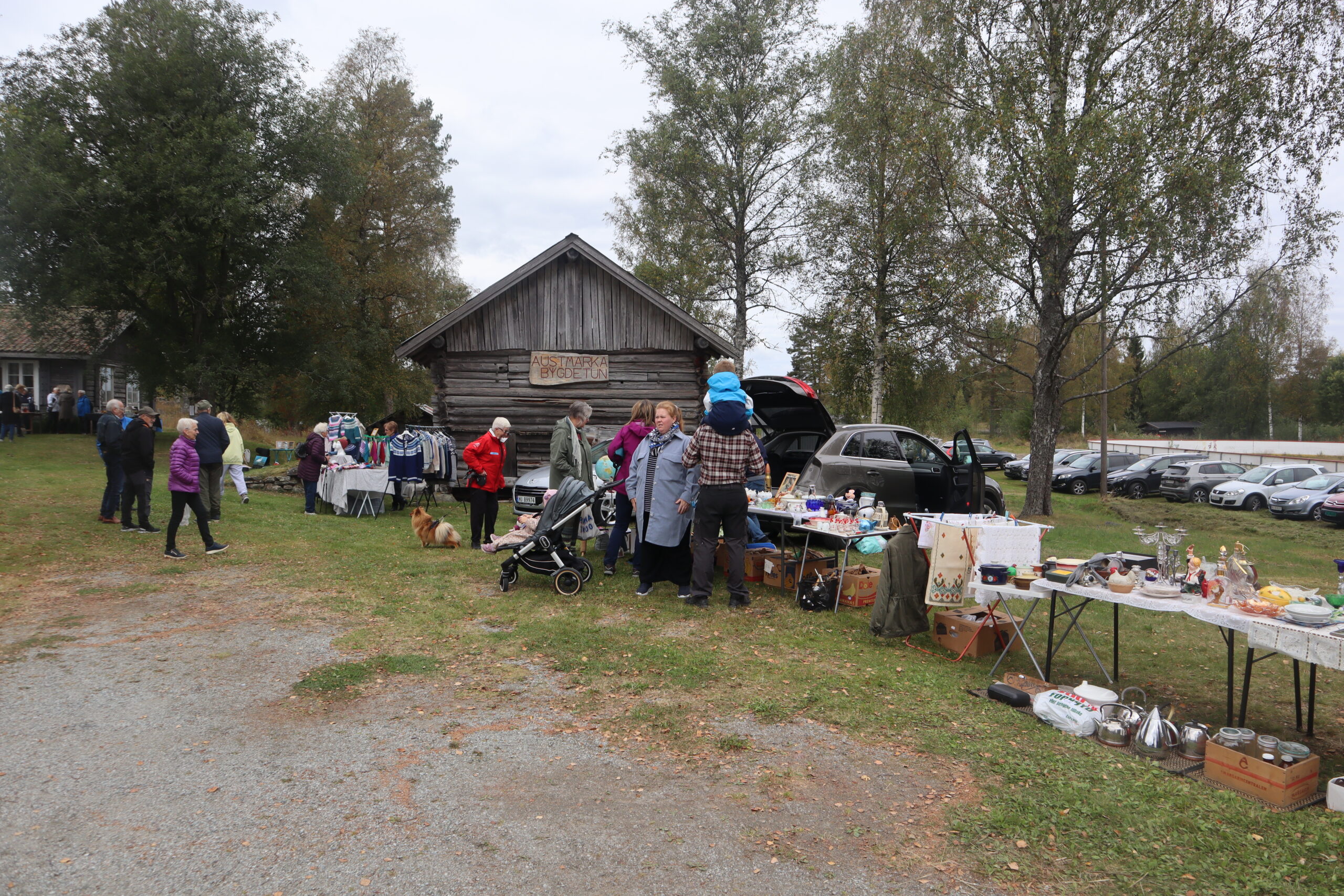 Både lopper, antikviteter og håndverk ble solgt på bygdetunet på Austmarka