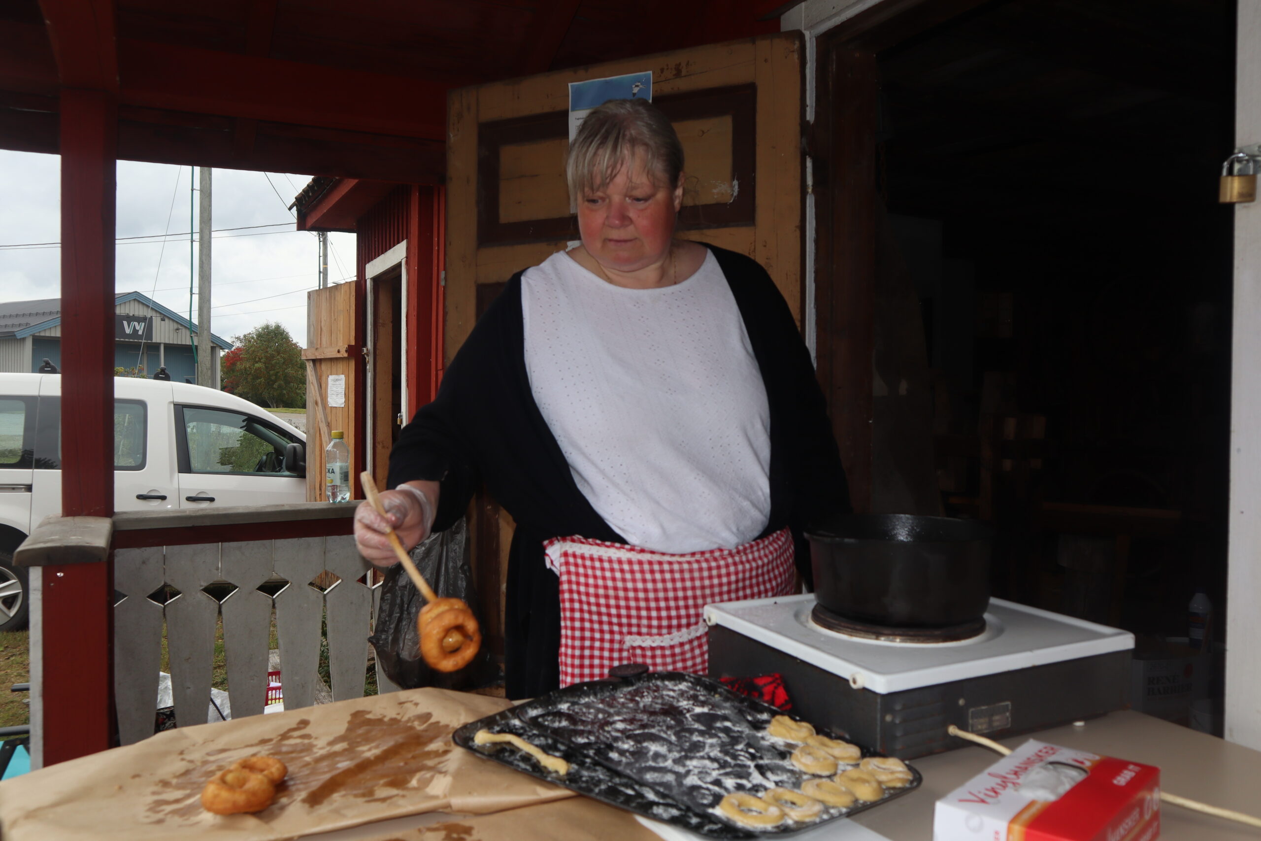 Heidi Myrvold holdt koken der hun lagde smultringer til den lange køen av av besøkende som ville sikre seg en smultring eller ti til kaffen.