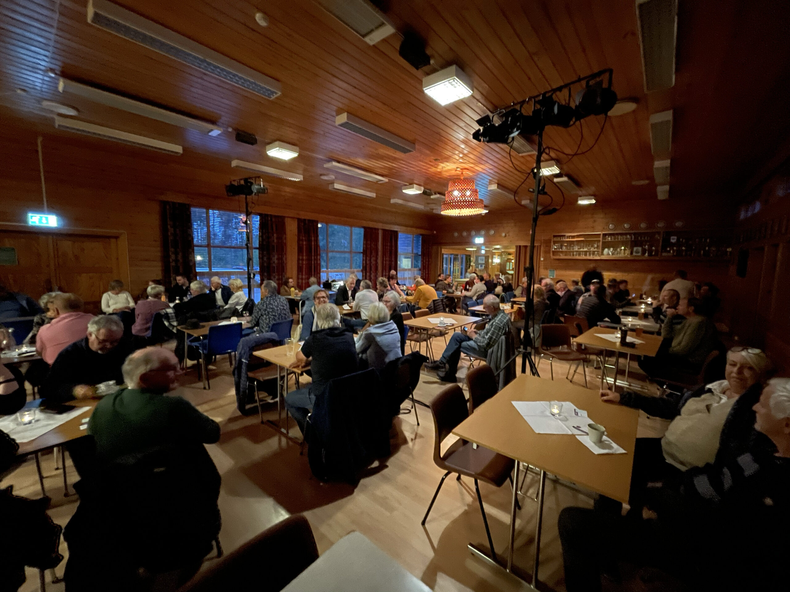 Det var fullsatt i samfunnshuset på Lundersæter.