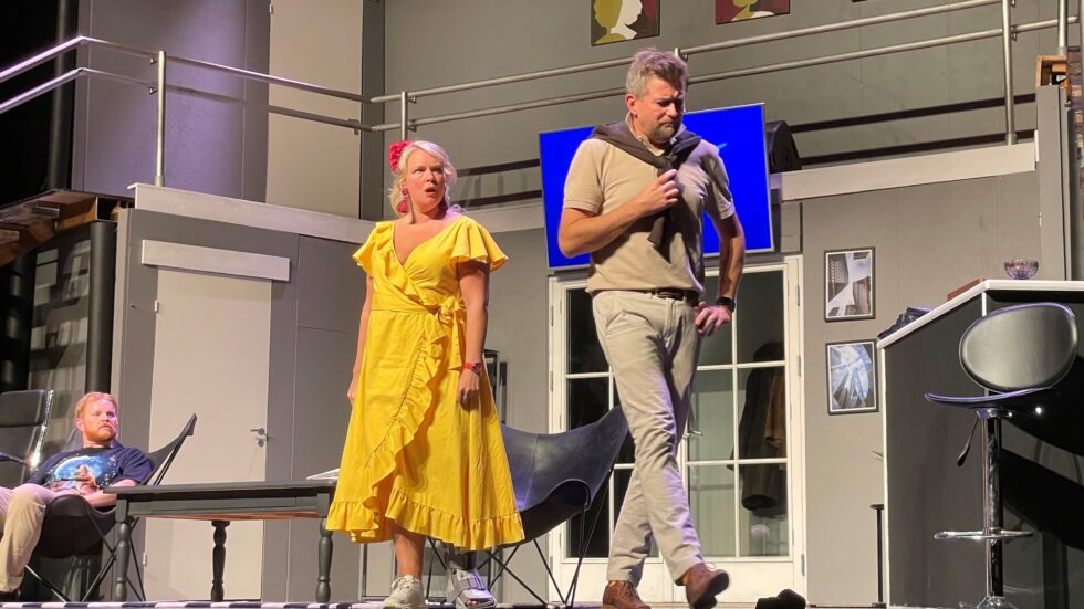 Belinda Mellum og Espen Furuseth spiller hovedrollene i komedien Boeing Boeing som spilles på Rådhus-Teatret om dagen.