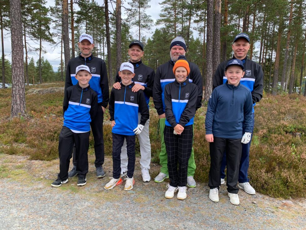 Magnus Snare Bakke (foran t.h.) fra Kongsvingers Golfklubb vant Mix-12-klassen. Hans Oskar Andreassen, Martin Biagi og Mikkel Buberg deltok også. Bak står stolte fedre.