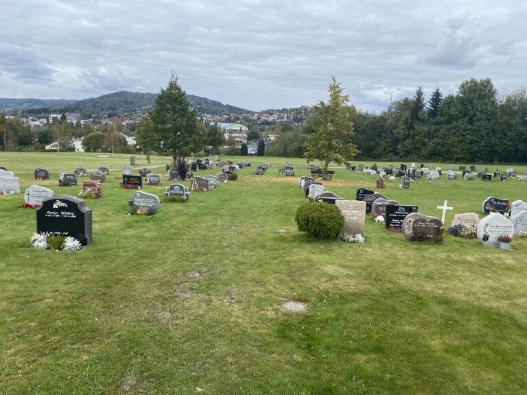 På Holt får kommunens innbyggere muligheten til å gravlegges på minnelund.