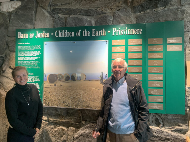 Rolf Olsen, sammen med leder i Barn av Jorden, Elin Ekroll, under prisutdelingen på Nordkapp.