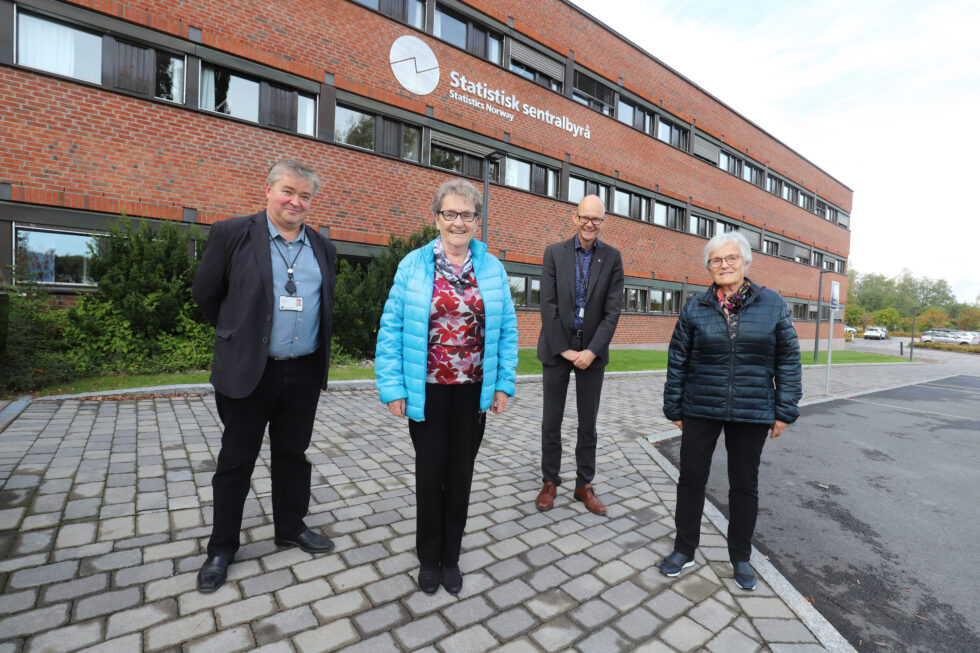 Birgit Sandberg (t.h.) og Oddlaug Dahl fikk jobb hos SSB da byrået etablerte seg i Kongsvinger for 60 år siden. Avdelingsdirektør Per Morten Holt (t.v.) og administrerende direktør Geir Axelsen gir de to damene mye av æren for at SSB i dag har over 350 medarbeidere i Kongsvinger.