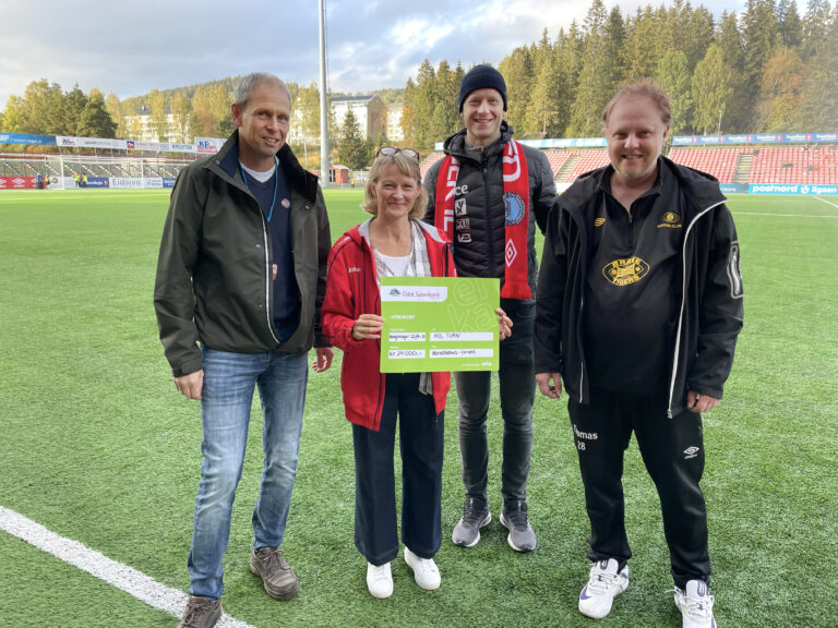 Tore Fløiten (t.v.) og Johannes Thingnes Bø delte like godt ut to sjekker fra NordBØhusfondet. Gry Høgberg, styreleder i KIL turn, og Thomas Fredriksen, spiller på Brane Tigers, var glade mottakere.
