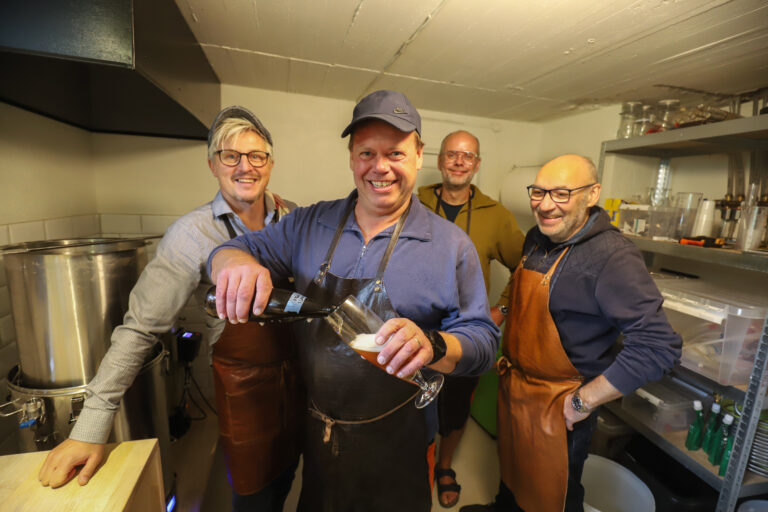 Øystein Hagen skjenker egetbrygget øl i glasset. Sammen med Geir Nøsterud (f.v.), Frode Kristiansen og Rune Larsen utgjør han Humlekjelleren.