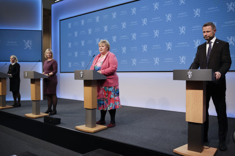 Statsminister Erna Solberg og statsrdane Guri Melby, Bent Hie og Monica Mland til pressekonferanse om koronasituasjonen.