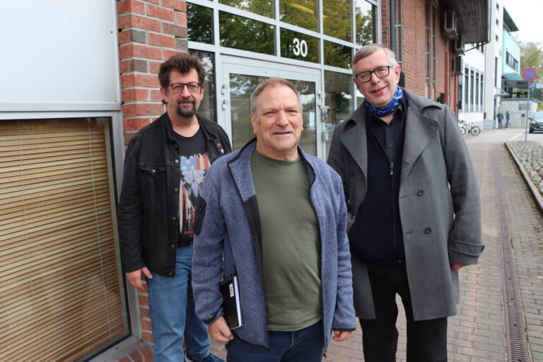 Johny Gullaker er gjest i Kulturstreif med Roos & Ovlien.