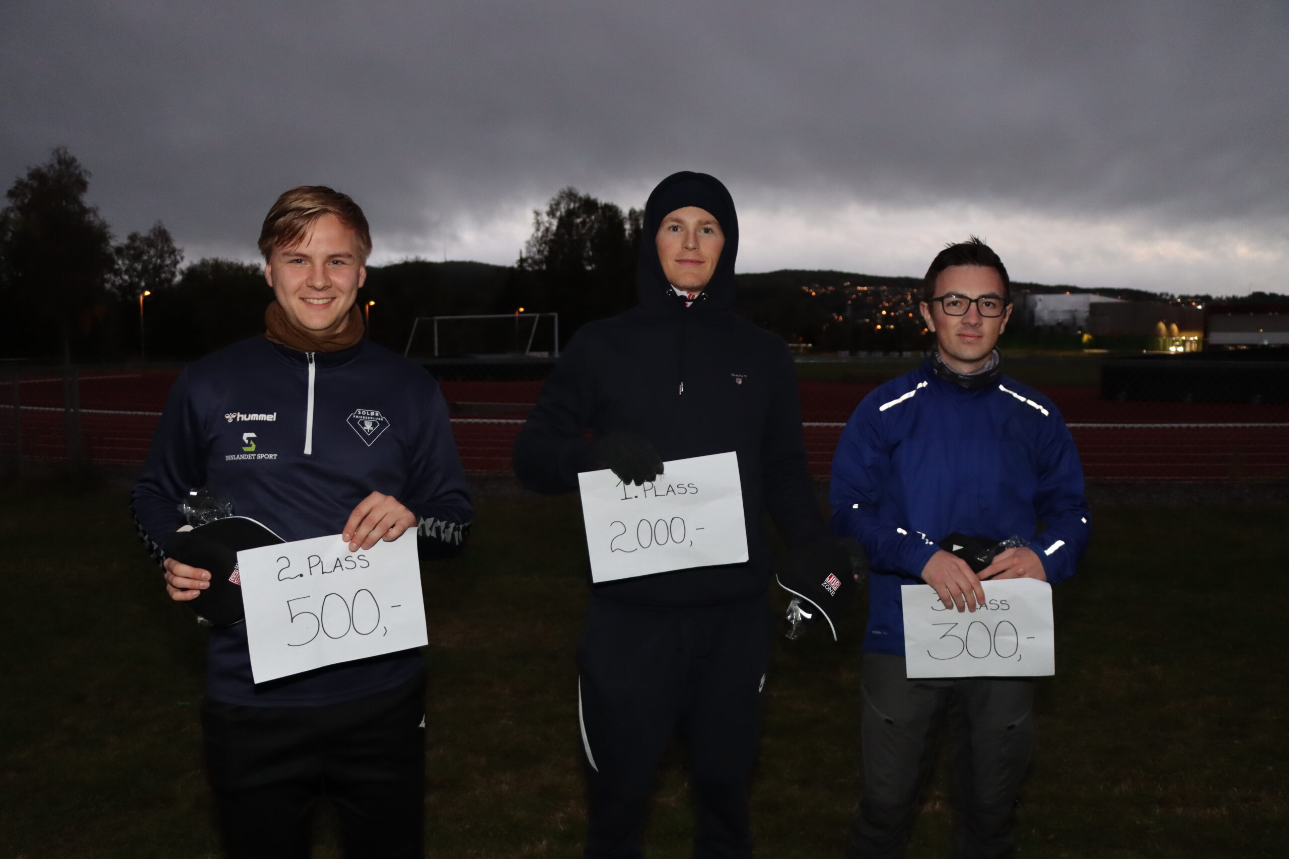 2. plass Ole Gunnar Kjos (t.v.), 1. plass Nicolai Guntvedt og 3. plass Bård Fossum utgjorde den første pallen i Kongsvinger Open fredag ettermiddag.