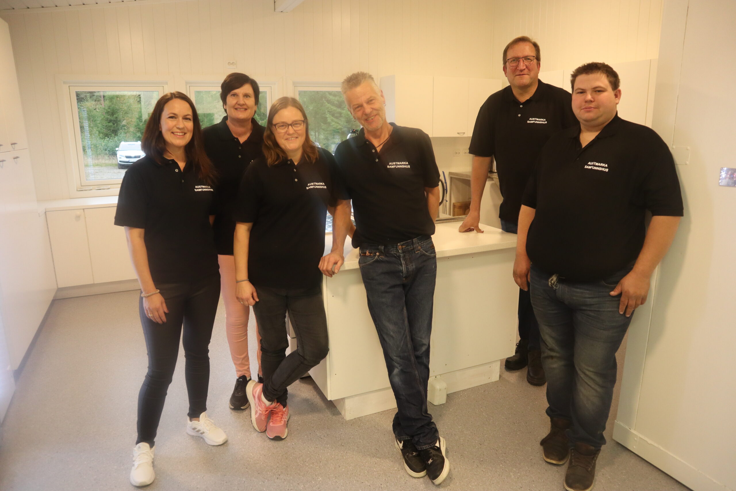 Styret i Austmarka samfunnshus kunne fredag kveld vise frem samfunnshuset etter flere måneders restaurering. Fra venstre Kine Johnsrud, Anita Nordby, Janine Nordby, Karl Eivind Analius-Holm, Jarl Ramtjernåsen og Hans Aksel Lønhøiden