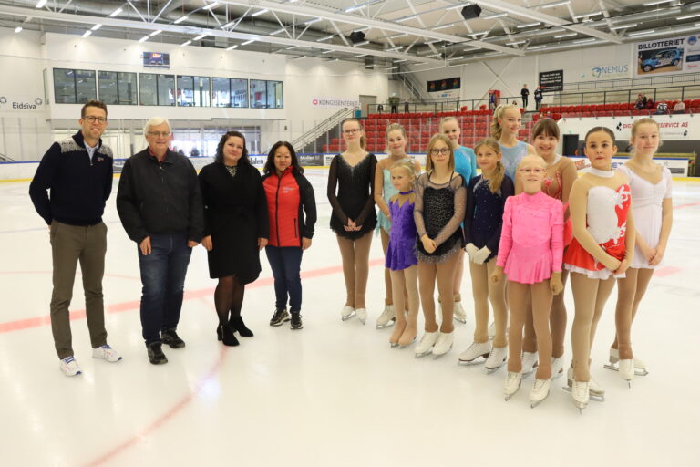 Sondre Sande Gullord, Roger Granseth, Margrethe Haarr og Jannicke Mykkestue på kunstløp-besøk. De unge håpefulle der er Marlene Halvorsen (bak t.v.), Maiken Håven, Nora Lill Nybråten Gerhardsen, Mille Marie Skarstad, Siri Huatorpet, Vår Lykke Nybråten Gerhardsen (foran t.v.), Tiril Sigfridstad, Elle Marie Jakobsen, Marielle Smestad, Rikke Caroline Brandsegg og Nicoline Bråten Jacobsen.