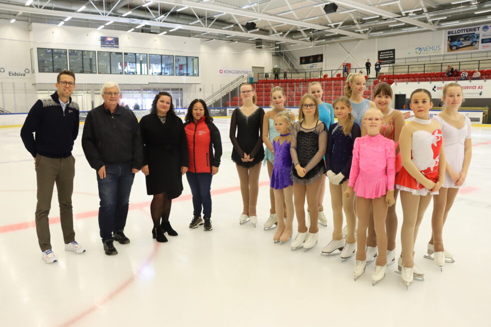 Sondre Sande Gullord, Roger Granseth, Margrethe Haarr og Jannicke Mykkestue på kunstløp-besøk. De unge håpefulle der er Marlene Halvorsen (bak t.v.), Maiken Håven, Nora Lill Nybråten Gerhardsen, Mille Marie Skarstad, Siri Huatorpet, Vår Lykke Nybråten Gerhardsen (foran t.v.), Tiril Sigfridstad, Elle Marie Jakobsen, Marielle Smestad, Rikke Caroline Brandsegg og Nicoline Bråten Jacobsen.