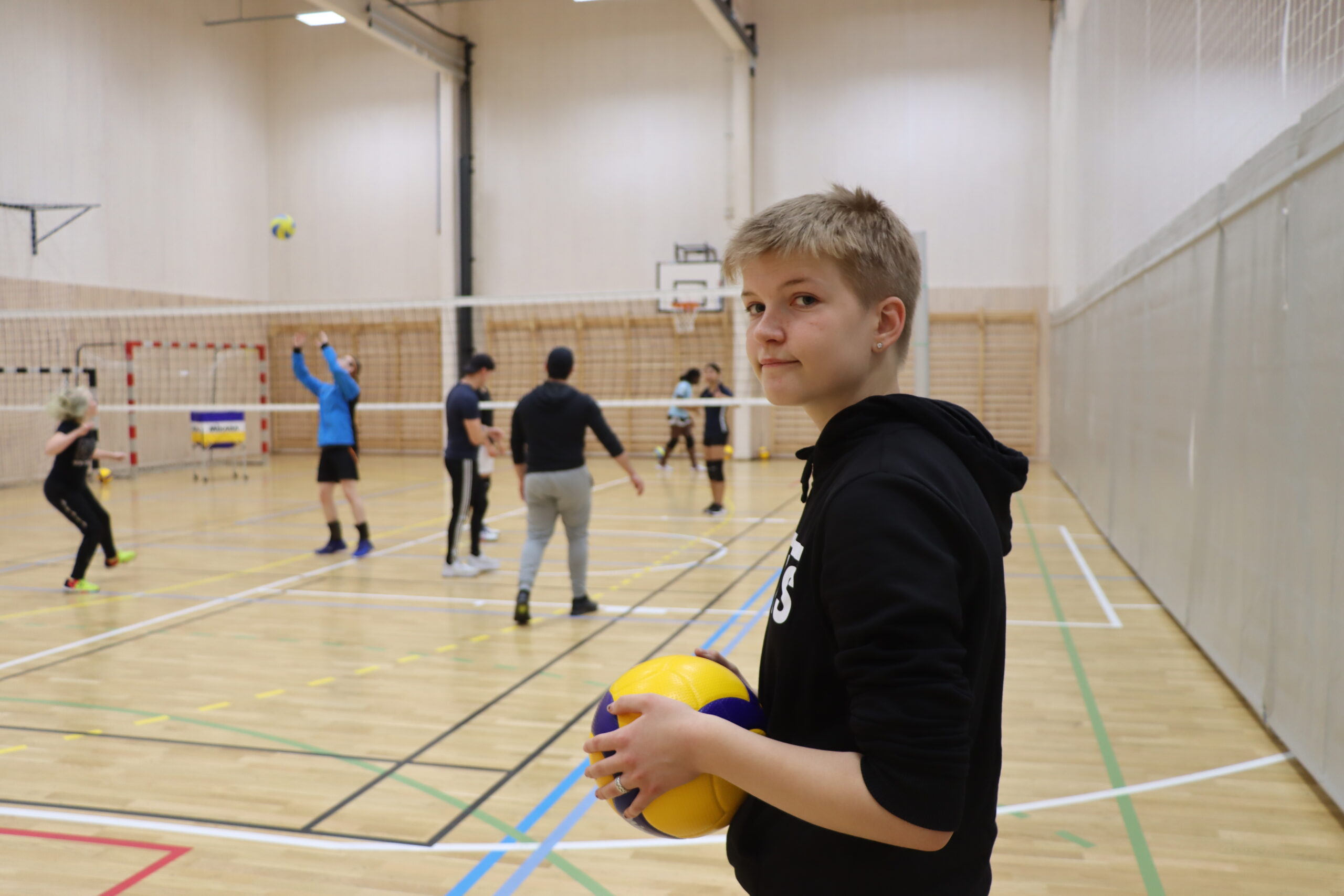 Linéa Wangen Hansen (14) på volleyball. Tidligere på dagen hadde hun vært på ishockey og klatring.