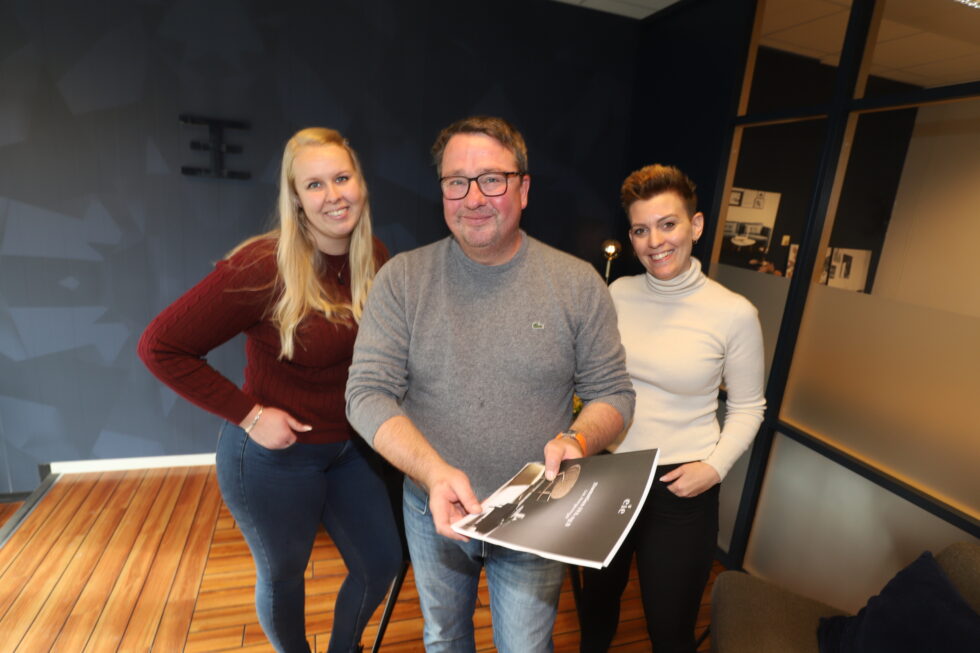 Lise Eilertsen (f.v.), Jo Heiki Støve og Amelia Åsengen-Sletholen hos EIE eiendomsmegling merker det er økt pågang fra folk i Stor-Oslo som ønsker å flytte til Kongsvinger..