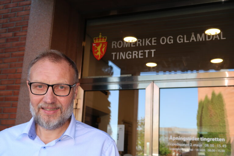 Sorenskriver Odd Magne Gjerde mener at Kongsvinger har tjent på domstol-sammenslåingen. Han håper at en eventuell reversering ikke blir del av en hestehandel i et politisk spill om regjeringsmakt.