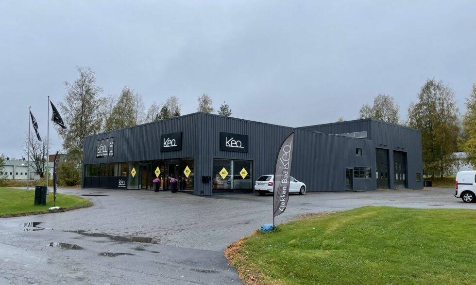 Dette næringsbygget og naboeiendommen ligger nå ute for salg.