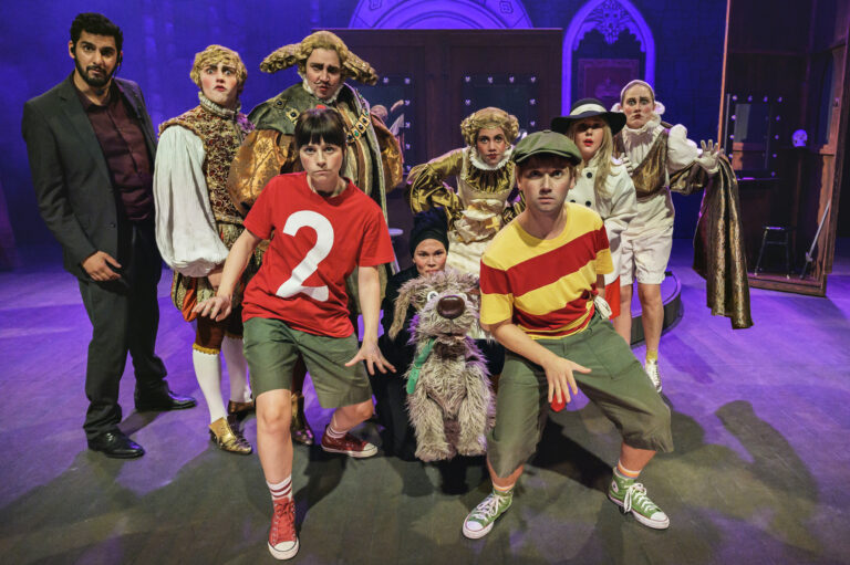 Mange barn vil være velkjente med Dektektiv nr. 2 -bøkene som nå vises i Operasjon teater i Rådhusteateret søndag.