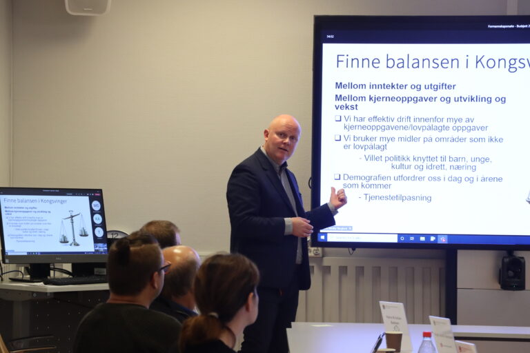 Rådmann Lars Andreas Uglem orienterte formannskapet om kommunens økonomiske fremtid. Alt kan ikke fortsette som før.