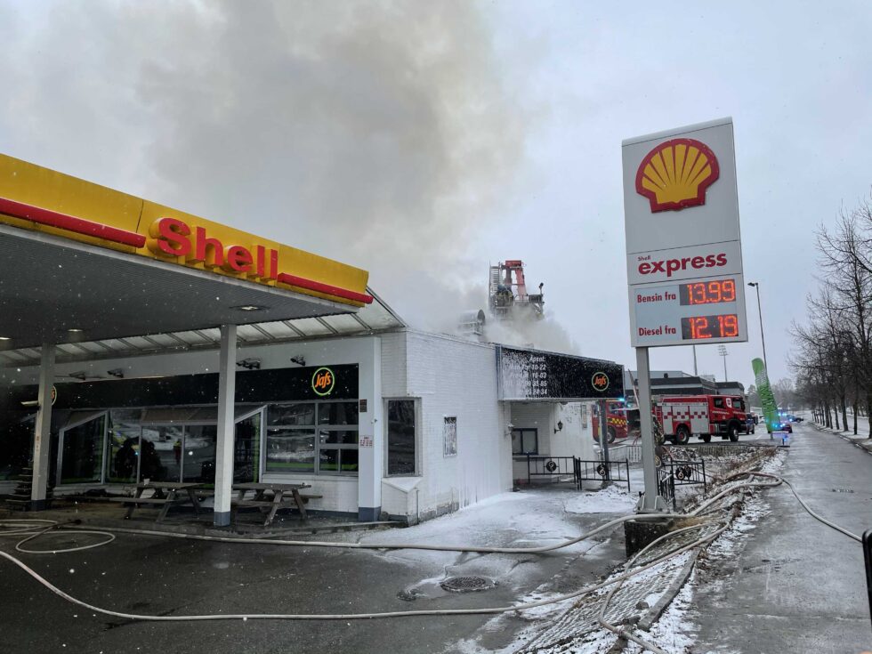 Brannen i bensinstasjonen ved Gjemselund skjedde 12. april i år - nå over et halvt år etterpå skal det endelig ryddes opp på eiendommen bekrefter eierselskapet.